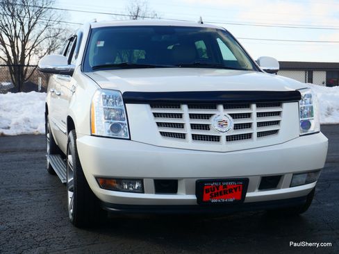 Used 2011 Cadillac Escalade ESV Premium image 16