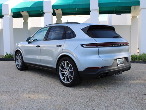 Certified 2025 Porsche Cayenne image 3