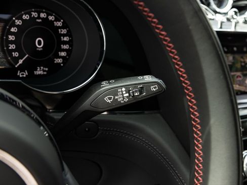 Used 2025 Bentley Bentayga V8 image 41