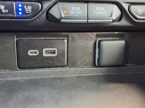 Used 2023 Chevrolet Suburban High Country RWD image 7