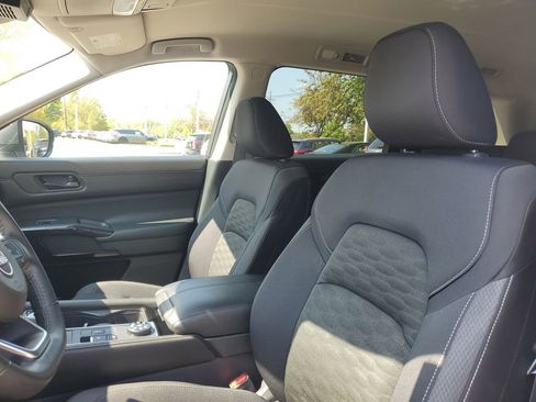 Used 2024 Nissan Pathfinder SV image 10