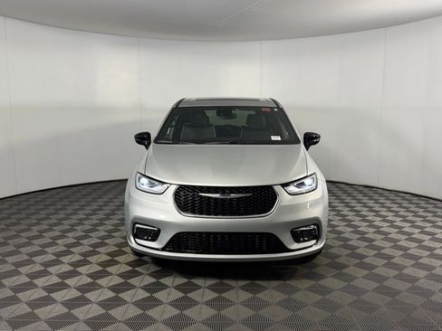 Used 2026 Chrysler Pacifica Limited FWD image 7