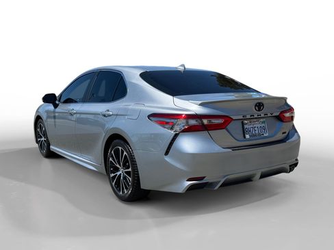 Used 2019 Toyota Camry SE FWD image 3