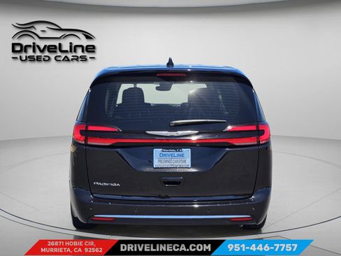 Used 2024 Chrysler Pacifica Touring-L FWD image 3