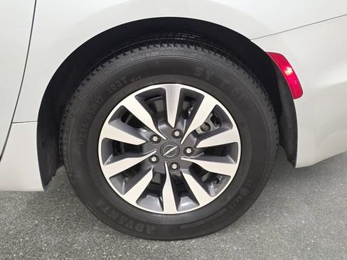 Used 2024 Chrysler Pacifica Limited FWD image 32