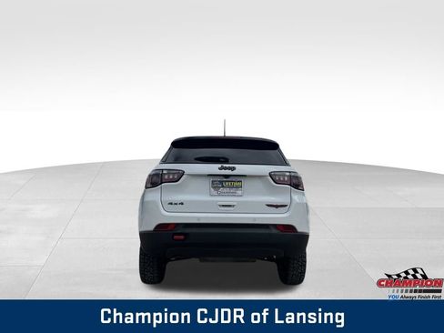 Used 2025 Jeep Compass Trailhawk AWD/4WD image 10
