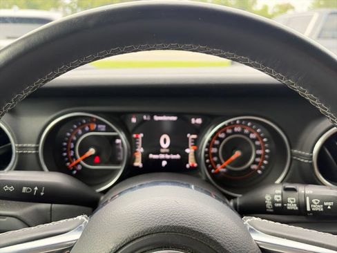 Used 2018 Jeep Wrangler Unlimited Sahara w/ Dual Top Group AWD/4WD image 17
