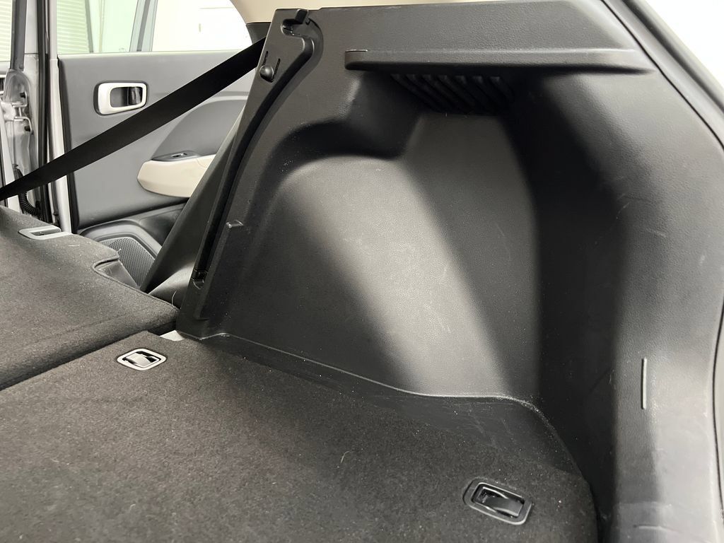 Used 2025 Hyundai Venue SEL FWD image 38