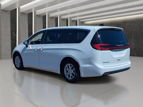 Used 2023 Chrysler Pacifica Touring-L image 4