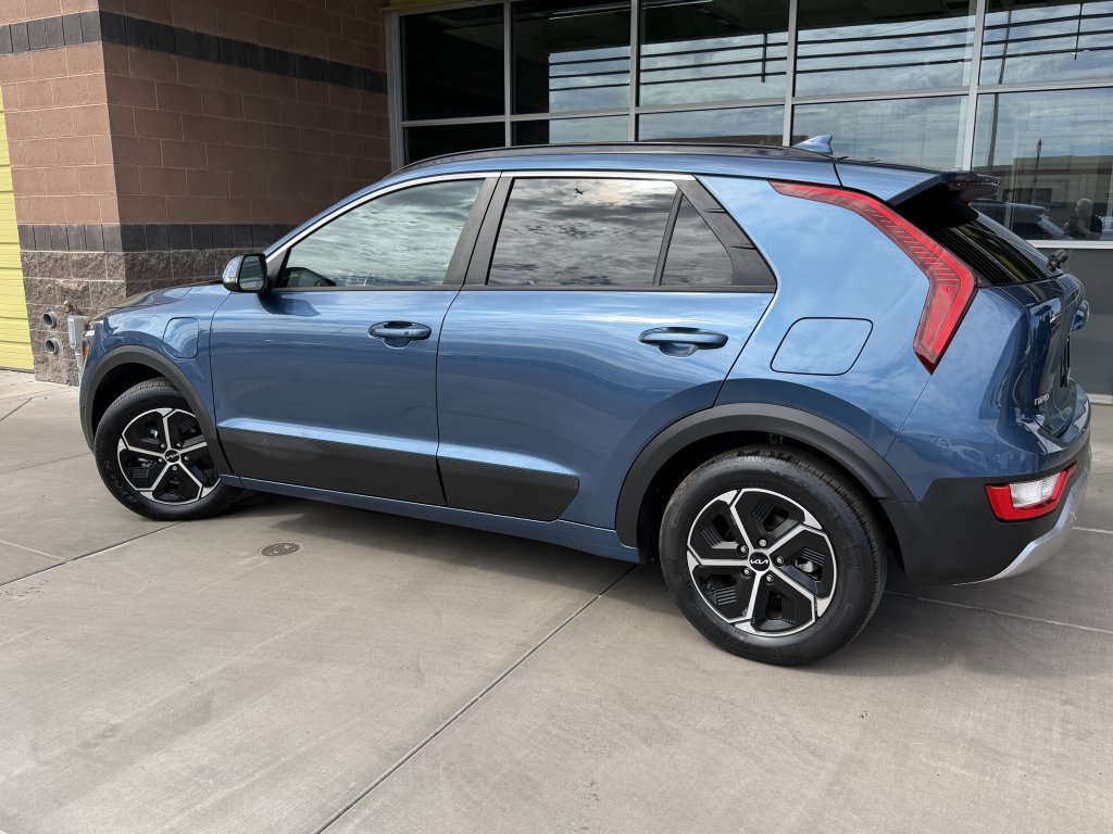 Used 2023 Kia Niro EX FWD image 5
