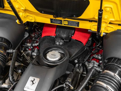 Certified 2021 Ferrari F8 Tributo RWD image 22