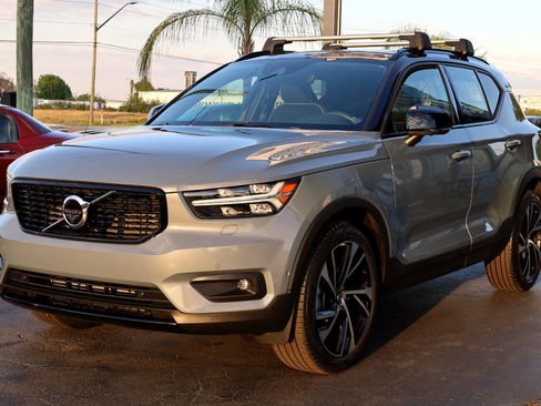 Used 2022 Volvo XC40 T4 R-Design w/ Advanced Package image 3