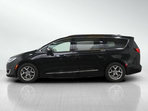 Used 2019 Chrysler Pacifica Limited image 2