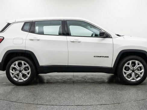 Used 2025 Jeep Compass Latitude AWD/4WD image 11