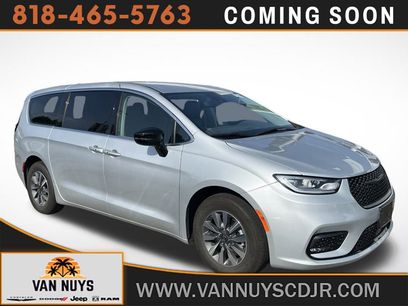 Used 2024 Chrysler Pacifica Select
