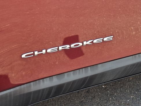 Used 2019 Jeep Cherokee Limited w/ Luxury Group AWD/4WD image 33