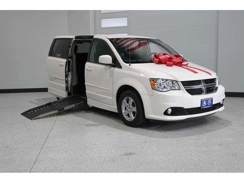 Used 2012 Dodge Grand Caravan Crew FWD image 2