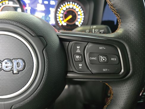 Used 2024 Jeep Gladiator Mojave w/ Technology Group AWD/4WD image 15