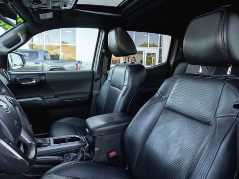 Used 2019 Toyota Tacoma TRD Off-Road AWD/4WD image 11