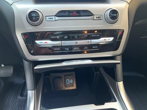 Used 2022 Ford Explorer XLT w/ Equipment Group 202A AWD/4WD image 30