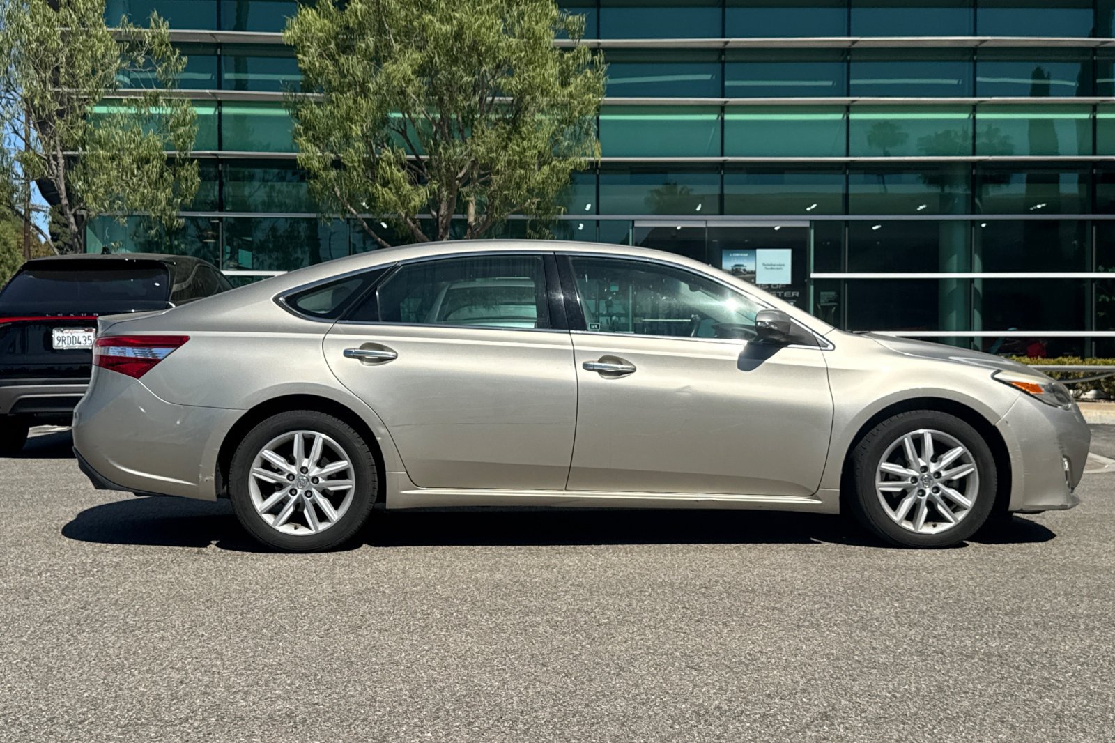 Used 2013 Toyota Avalon XLE Premium FWD image 4
