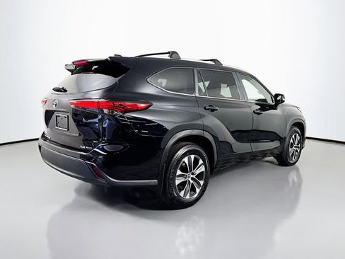Used 2023 Toyota Highlander XLE AWD/4WD image 8
