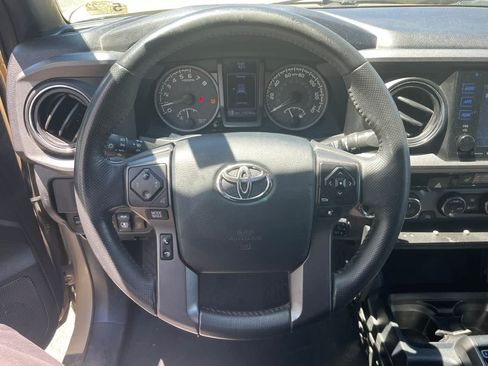 Used 2017 Toyota Tacoma TRD Sport AWD/4WD image 12