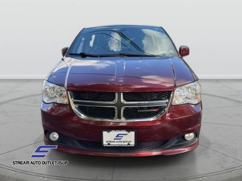 Used 2019 Dodge Grand Caravan SXT image 2