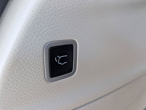 Used 2023 Chrysler Pacifica Touring-L FWD image 14