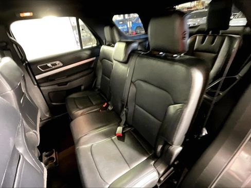 Used 2016 Ford Explorer XLT w/ Equipment Group 202A FWD image 29