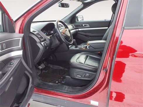 Used 2017 Ford Explorer XLT w/ Equipment Group 202A image 9