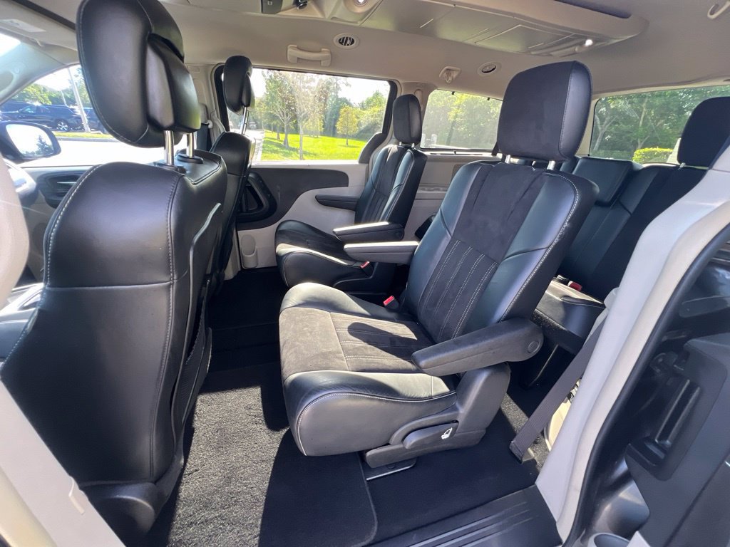 Used 2014 Chrysler Town & Country Touring-L FWD image 37