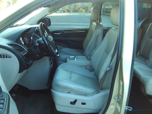 Used 2012 Chrysler Town & Country Touring-L w/ Entertainment Group #2 image 18