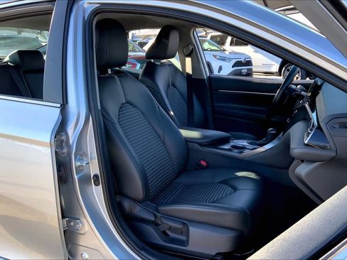 Used 2024 Toyota Camry SE image 9