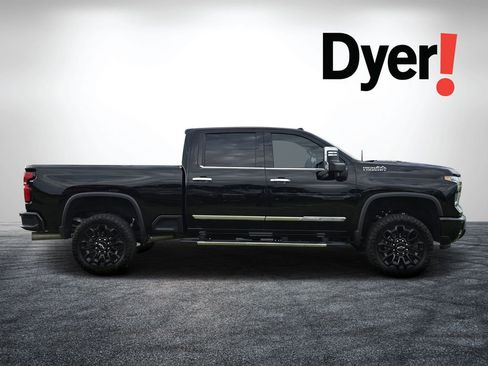 Used 2024 Chevrolet Silverado 2500 High Country w/ High Country Premium Package AWD/4WD image 2