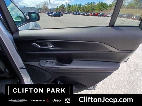 Used 2024 Jeep Grand Cherokee L Laredo w/ Luxury Tech Group I AWD/4WD image 14