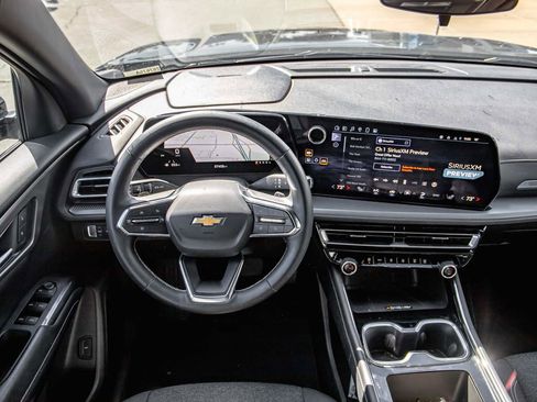 Used 2025 Chevrolet Traverse LT image 11