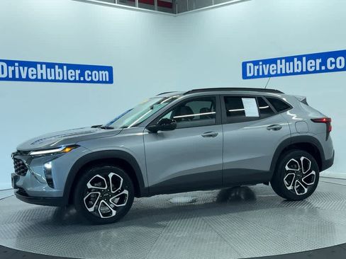 Used 2025 Chevrolet Trax RS w/ Sunroof Package FWD image 7