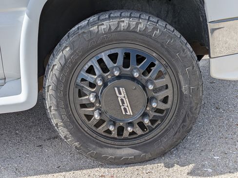Used 2006 Chevrolet Silverado 3500 LT w/ Onstar Plus Package AWD/4WD image 11