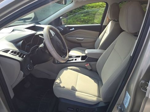 Used 2017 Ford Escape SE w/ SE Cold Weather Package AWD/4WD image 9