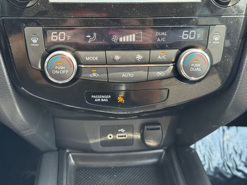 Used 2020 Nissan Rogue SV FWD image 24