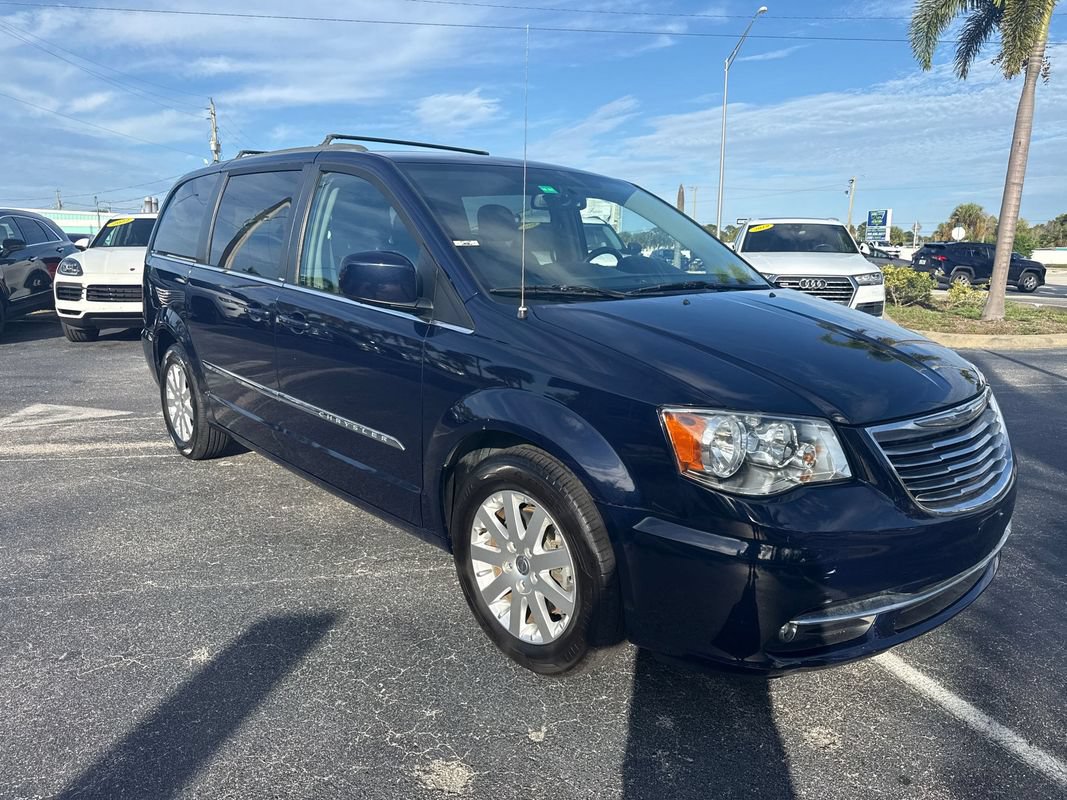 Used 2014 Chrysler Town & Country Touring FWD image 7