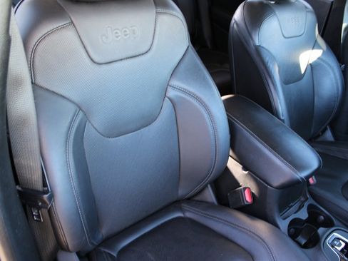 Used 2021 Jeep Cherokee Limited image 29