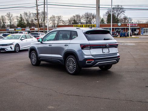 Used 2025 Volkswagen Taos SE image 5