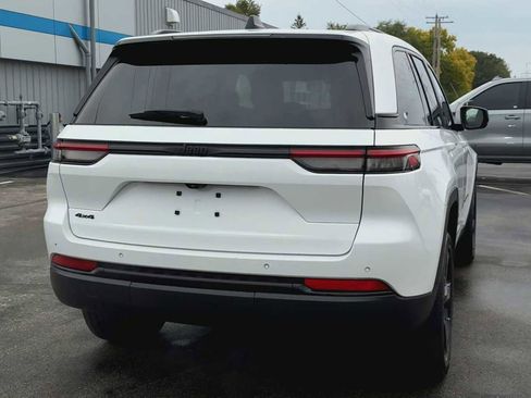 Used 2022 Jeep Grand Cherokee Altitude image 3