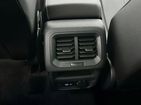 Used 2024 Volkswagen Tiguan SE image 26