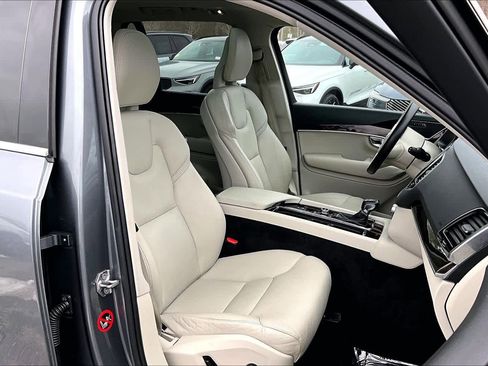 Used 2017 Volvo XC90 T6 Momentum w/ Vision Package image 8