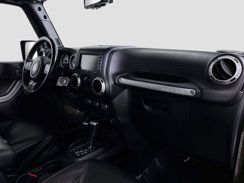 Used 2015 Jeep Wrangler Unlimited Sahara w/ Connectivity Group AWD/4WD image 29