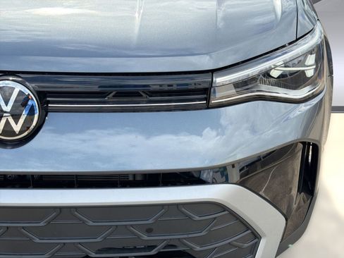 New 2026 Volkswagen Taos SE FWD image 11