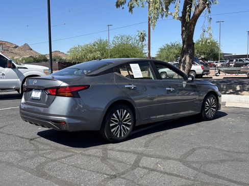 Used 2025 Nissan Altima 2.5 SV FWD image 3